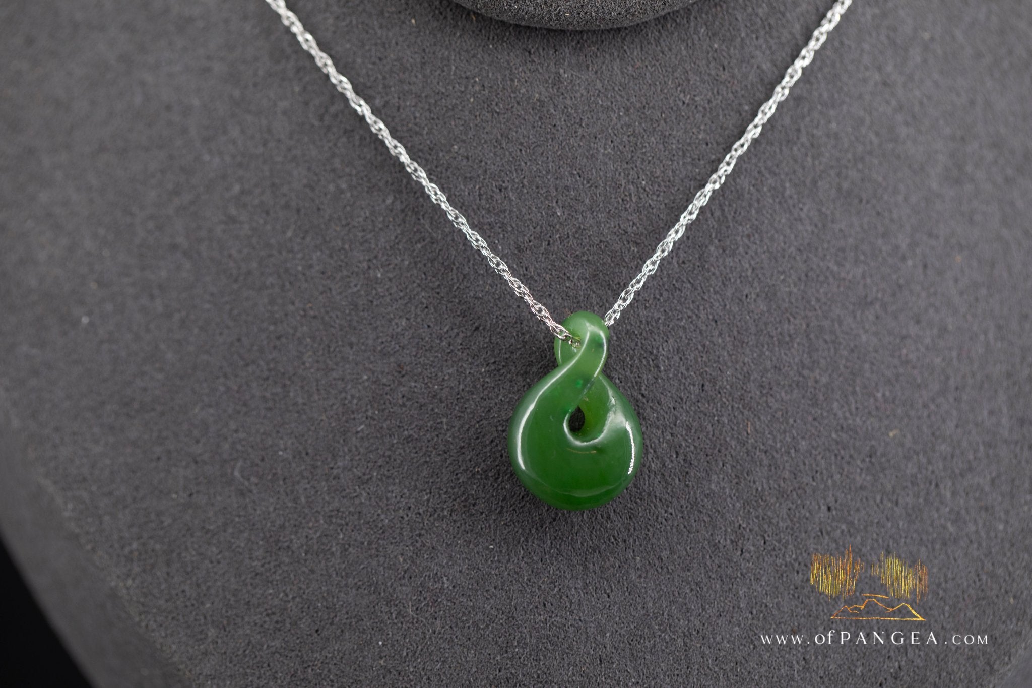 Pikorua Twist - Cassiar Nephrite Jade - British Columbia - Italian Sterling Silver Chain